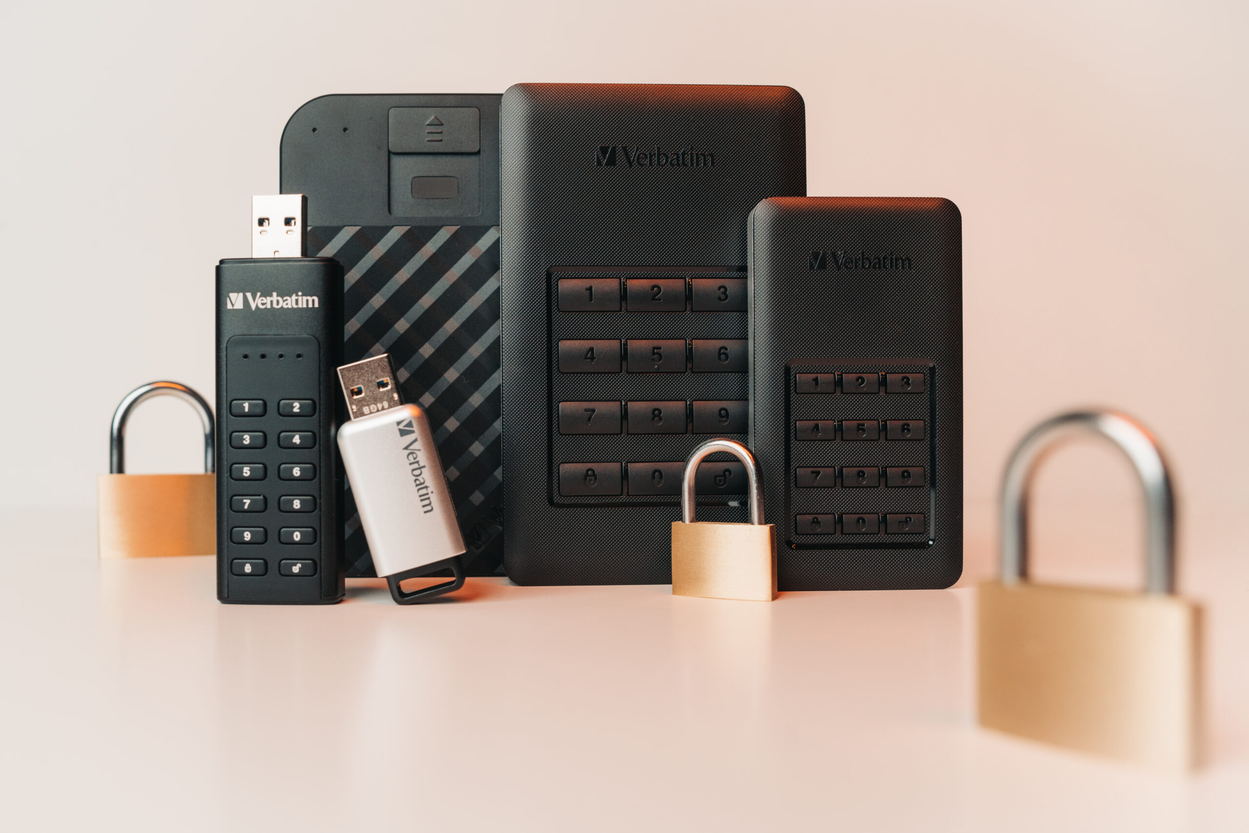 Verbatim Lifestyle pictures_Secure your data_49427_49428_49429_53401_53402_53403_98666_53650_53651_2